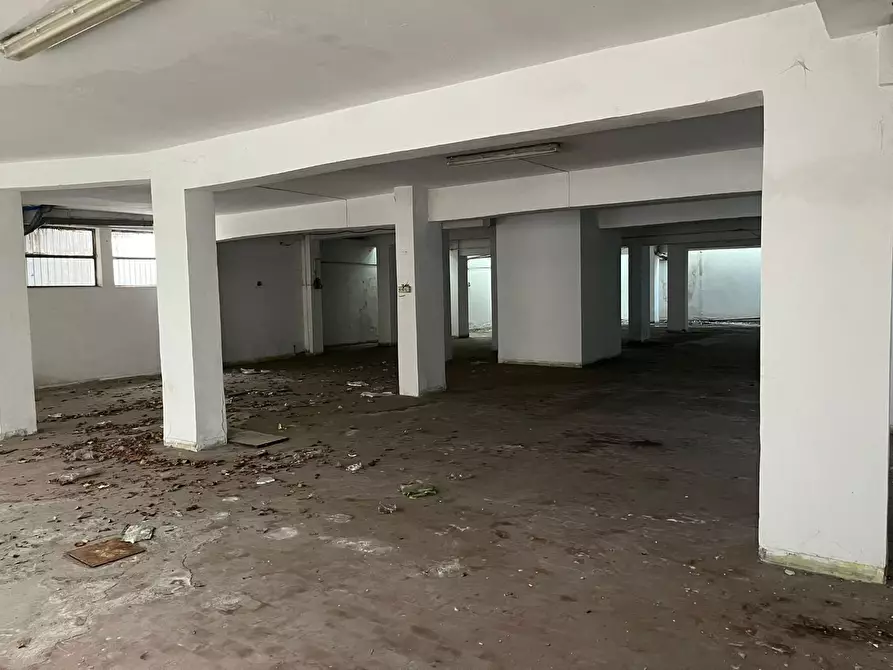 Immagine 3 di Magazzino in vendita  a Formia
