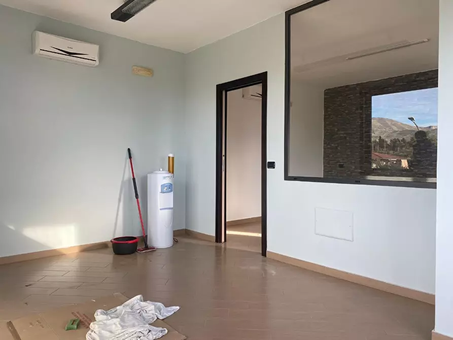 Immagine 2 di Negozio in affitto  a Formia