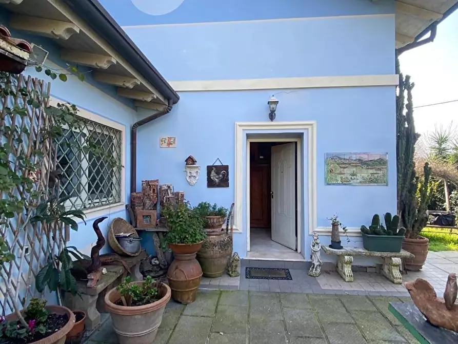 Immagine 1 di Casa colonica in vendita  a Massarosa