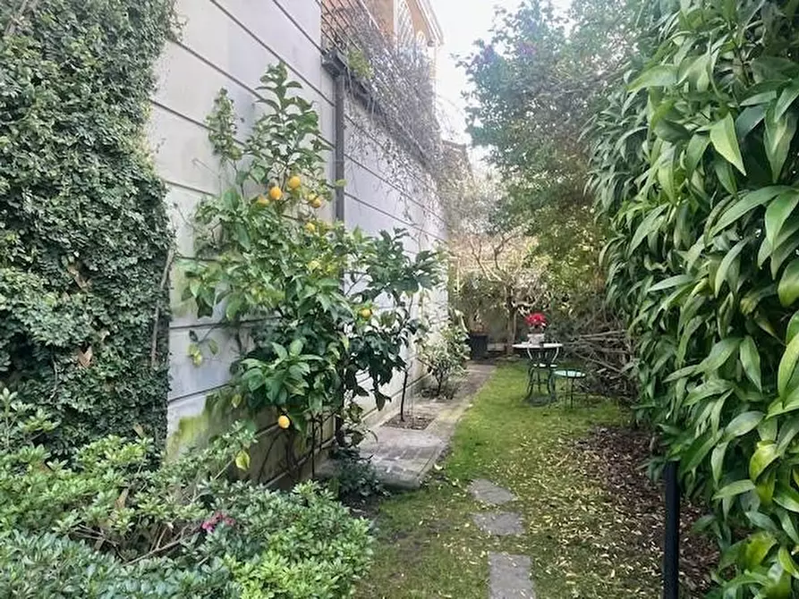 Immagine 5 di Mansarda in vendita  a Camaiore