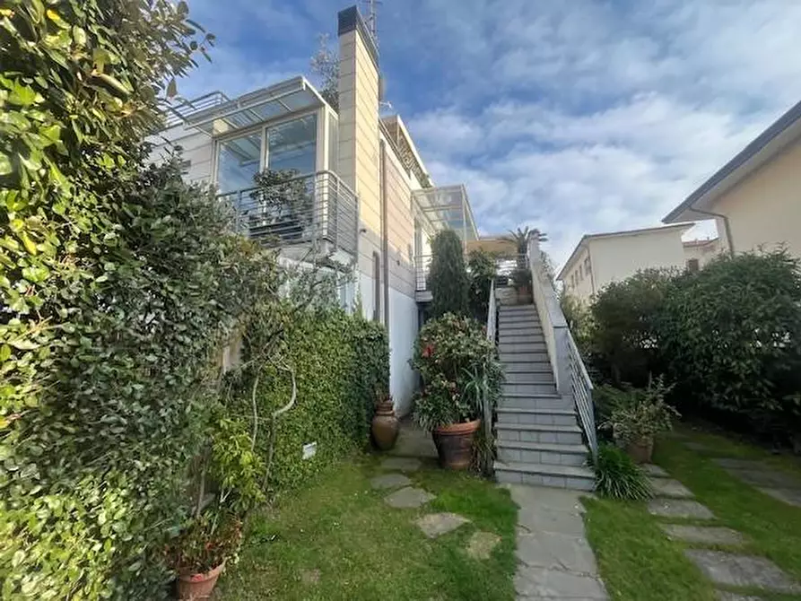 Immagine 4 di Mansarda in vendita  a Camaiore