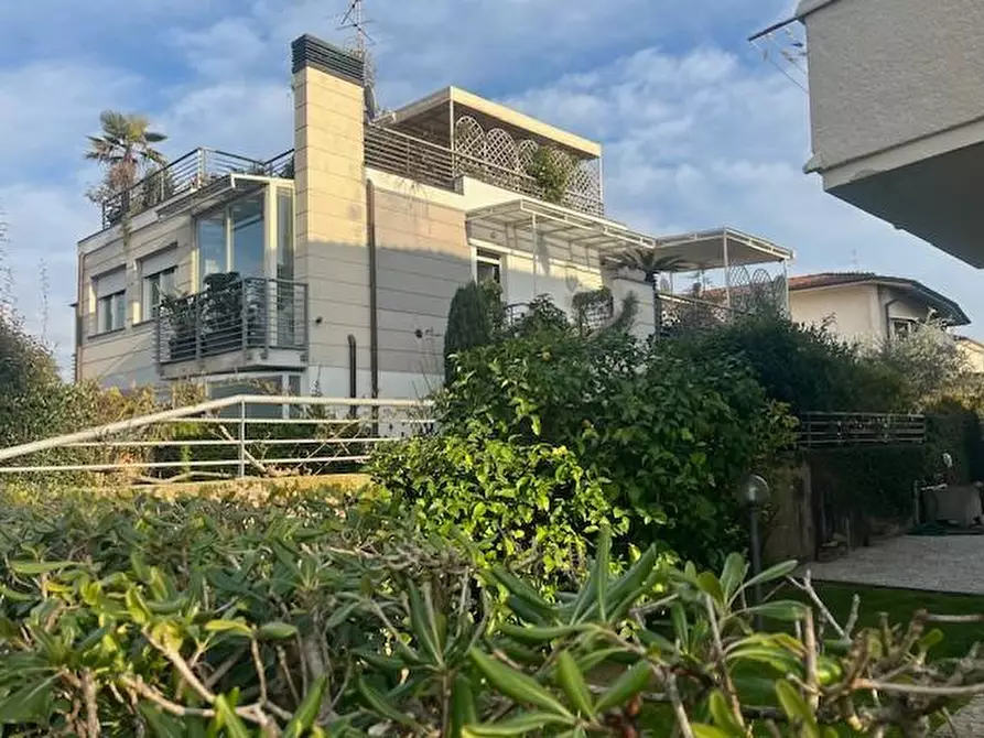 Immagine 2 di Mansarda in vendita  a Camaiore