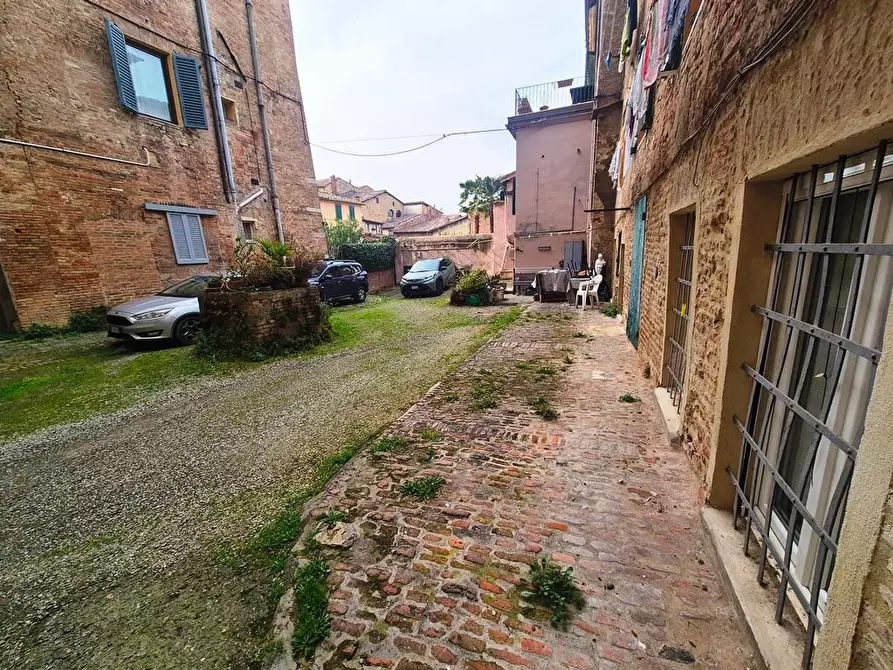 Immagine 2 di Appartamento in vendita  a Siena
