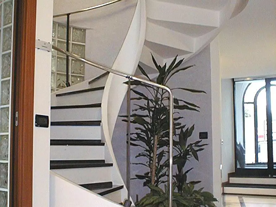 Immagine 4 di Ufficio in vendita  a Siena