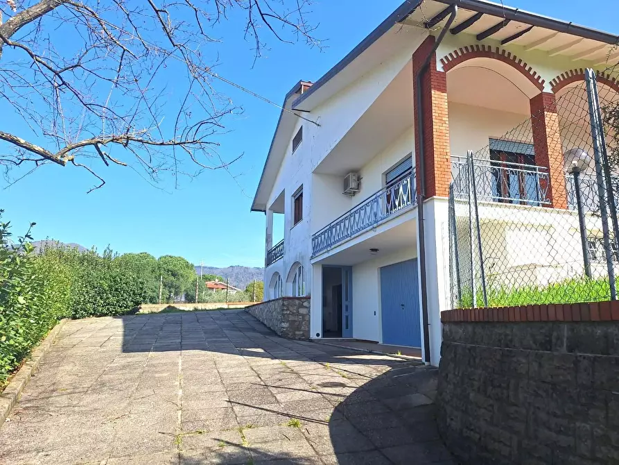 Immagine 57 di Villa in vendita  a Capannori