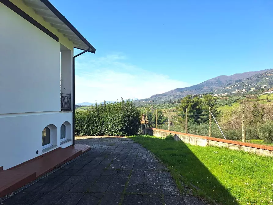 Immagine 4 di Villa in vendita  a Capannori