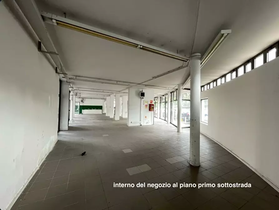 Immagine 3 di Negozio in vendita  a Renate