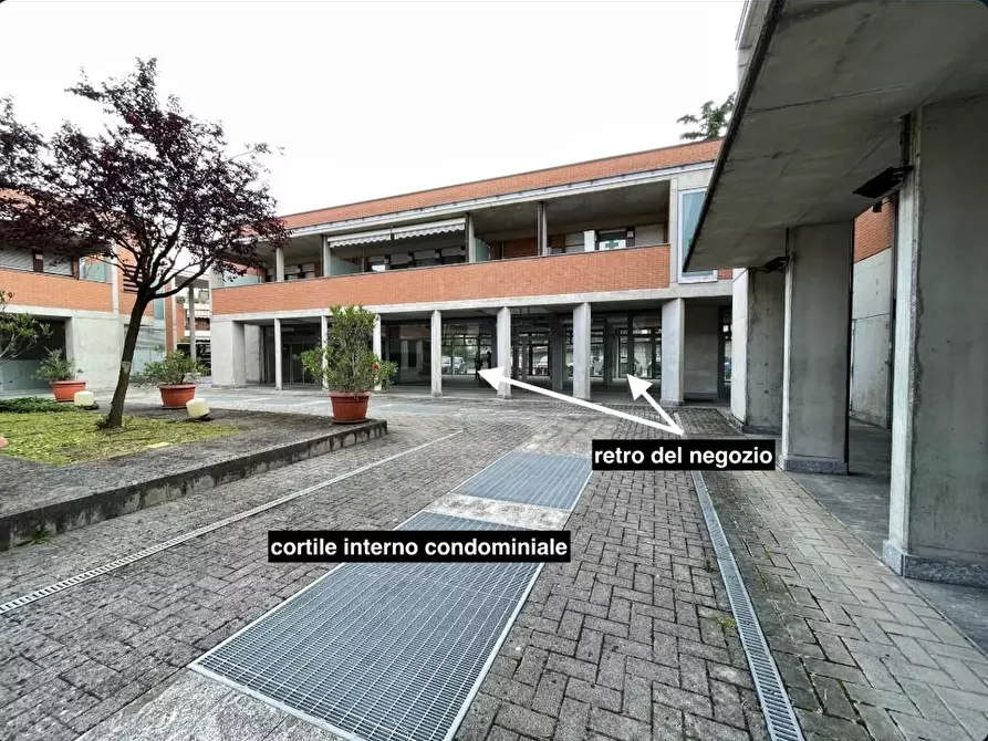 Immagine 1 di Negozio in vendita  a Renate