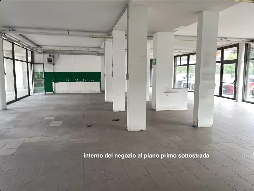 Immagine 5 di Negozio in vendita  a Renate