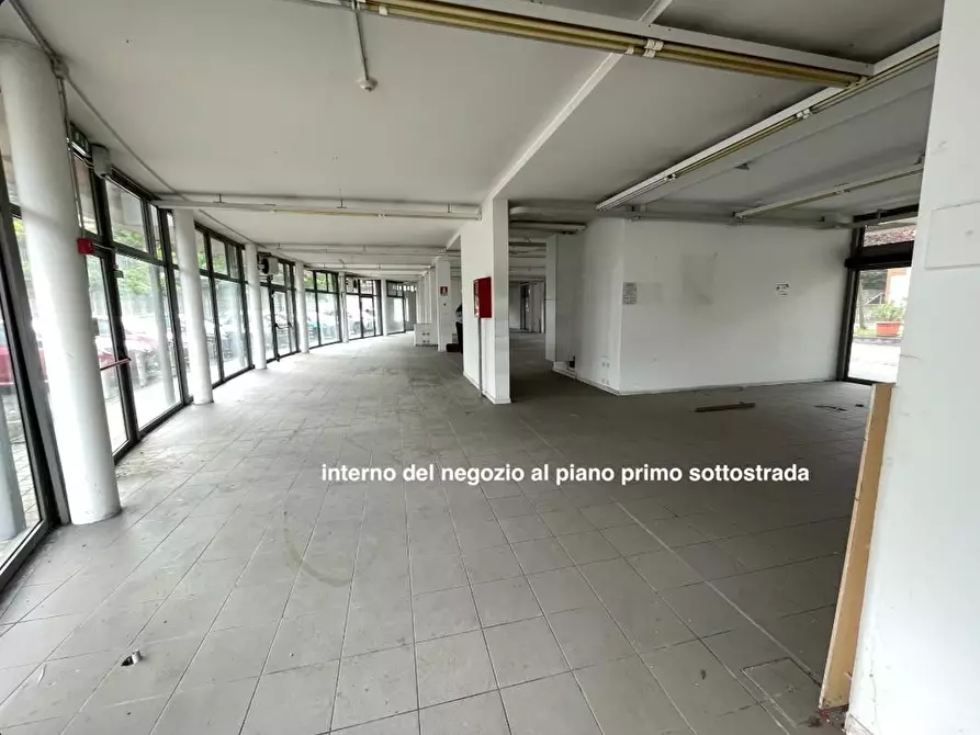 Immagine 2 di Negozio in vendita  a Renate