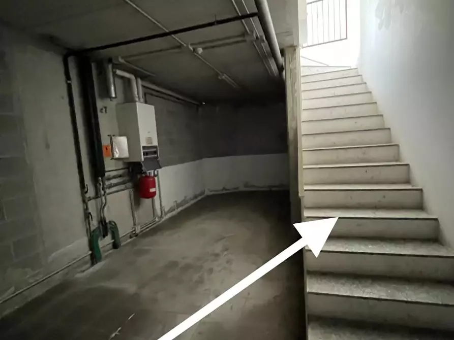 Immagine 6 di Negozio in vendita  a Renate