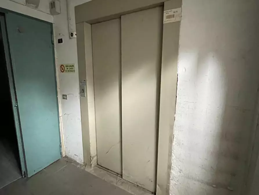 Immagine 4 di Negozio in vendita  a Renate