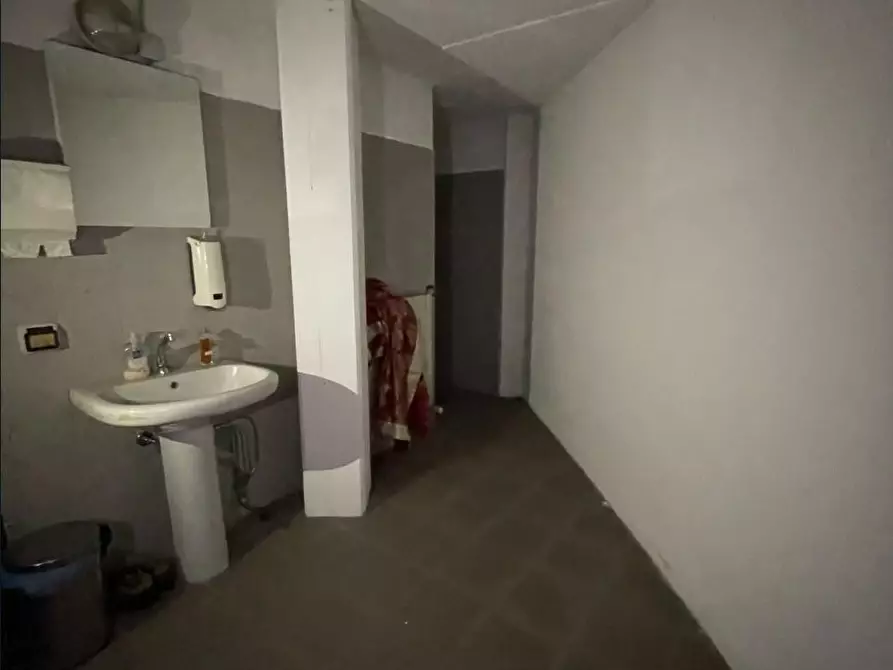 Immagine 10 di Negozio in vendita  a Renate