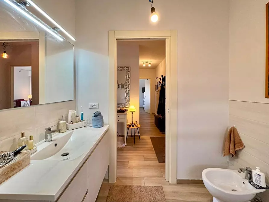 Immagine 13 di Appartamento in vendita  a Lucca