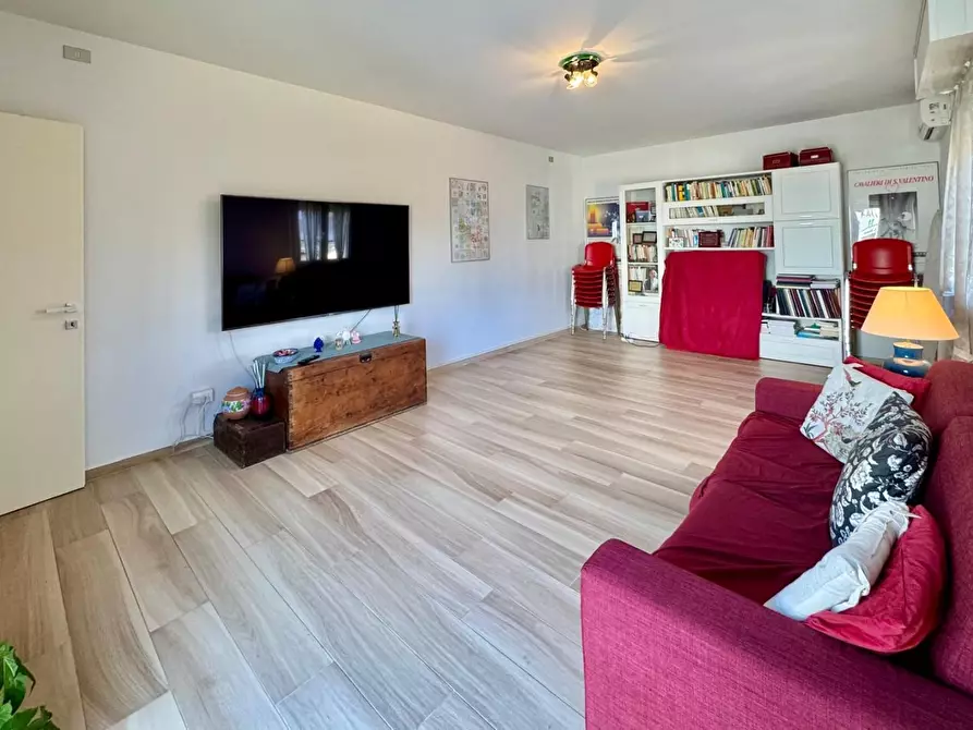 Immagine 5 di Appartamento in vendita  a Lucca