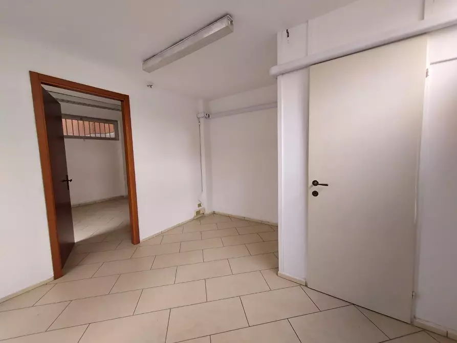 Immagine 3 di Ufficio in affitto  a Lucca
