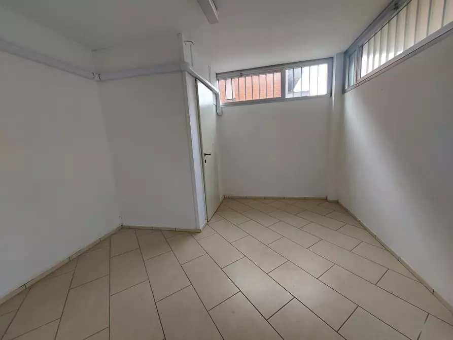 Immagine 4 di Ufficio in affitto  a Lucca