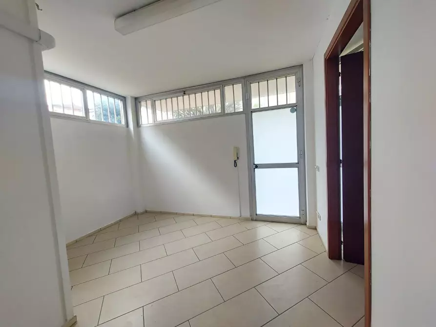 Immagine 1 di Ufficio in affitto  a Lucca