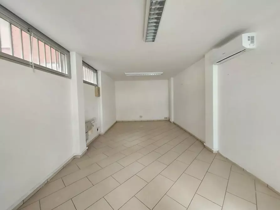 Immagine 2 di Ufficio in affitto  a Lucca