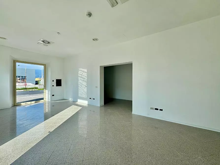 Immagine 3 di Negozio in affitto  a Capannori