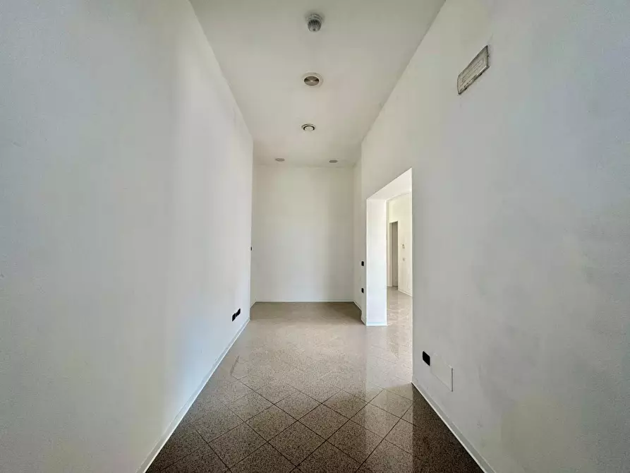 Immagine 6 di Negozio in affitto  a Capannori