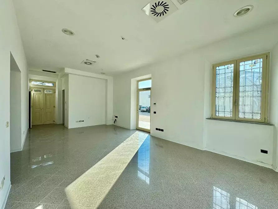 Immagine 1 di Negozio in affitto  a Capannori