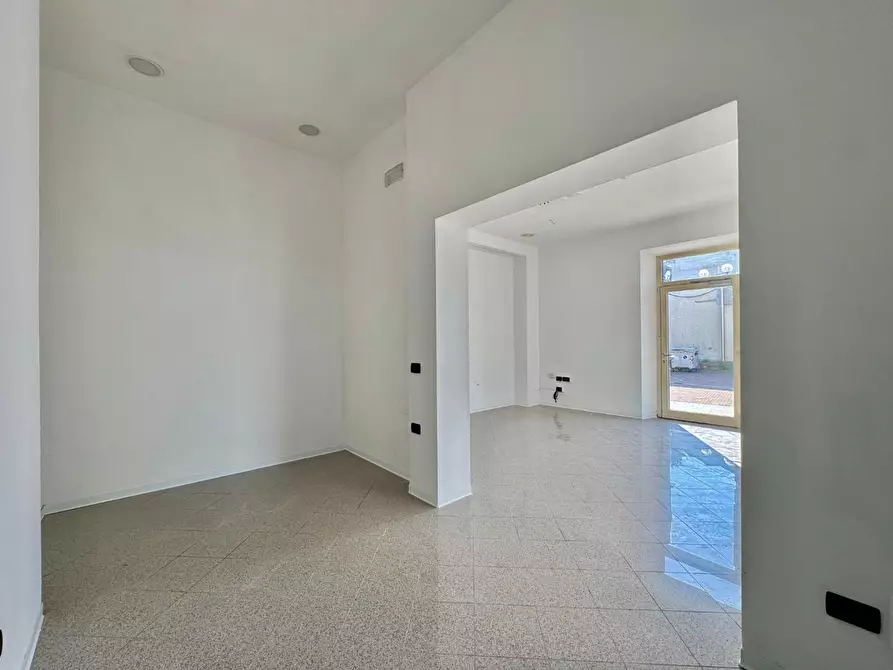 Immagine 7 di Negozio in affitto  a Capannori