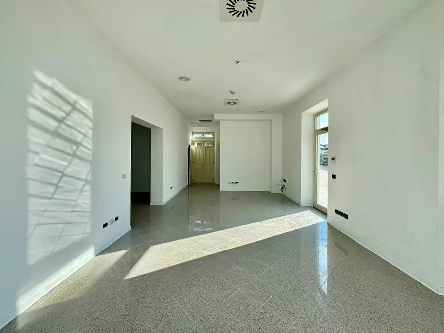 Immagine 2 di Negozio in affitto  a Capannori