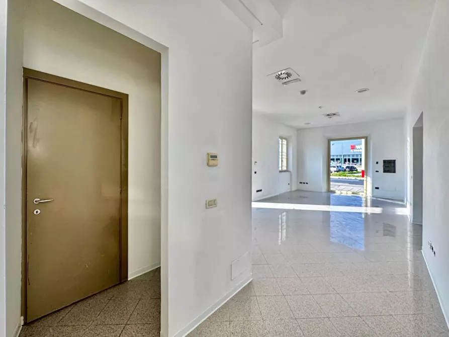 Immagine 9 di Negozio in affitto  a Capannori