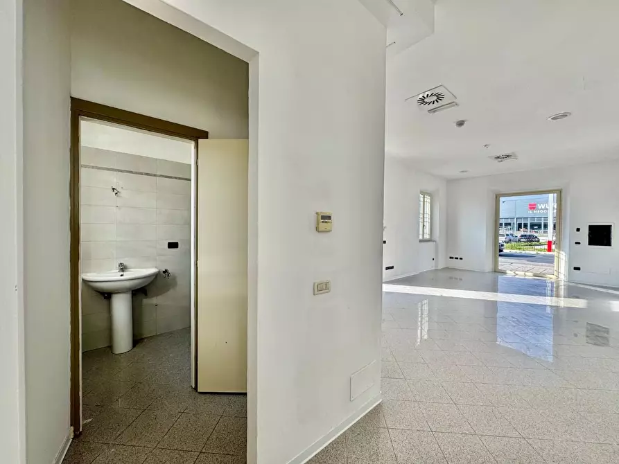 Immagine 10 di Negozio in affitto  a Capannori