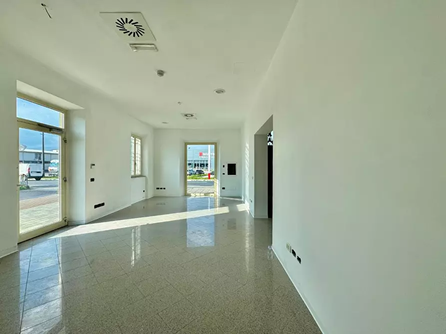 Immagine 4 di Negozio in affitto  a Capannori