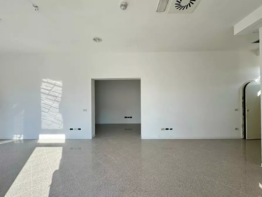 Immagine 8 di Negozio in affitto  a Capannori