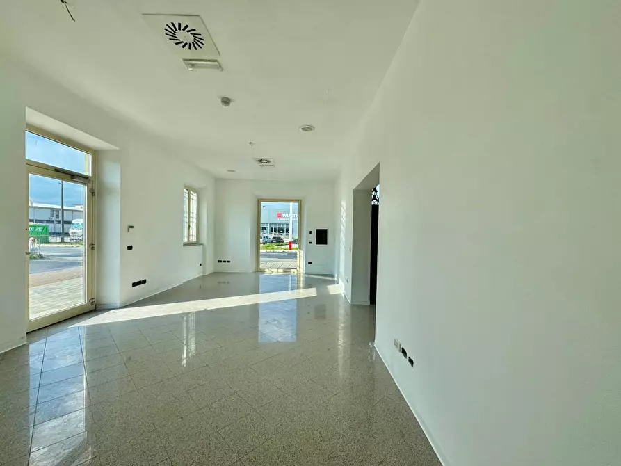Immagine 5 di Negozio in affitto  a Capannori