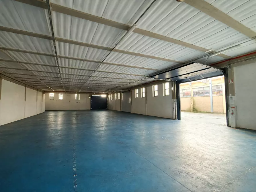 Immagine 2 di Capannone industriale in vendita  a Pontedera