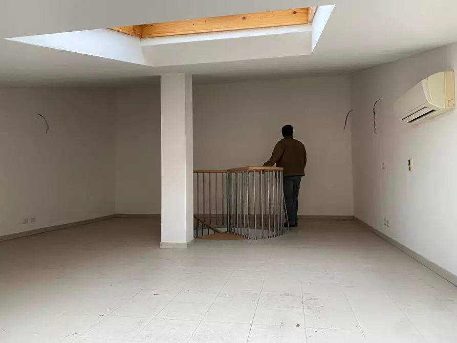 Immagine 7 di Ufficio in affitto  a Montignoso