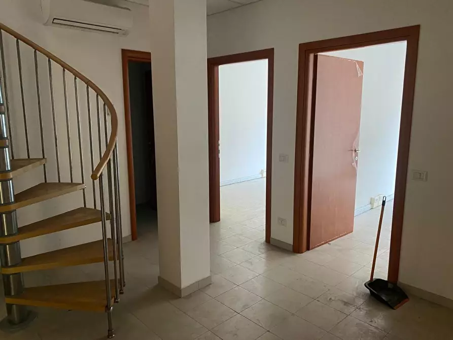 Immagine 4 di Ufficio in affitto  a Montignoso