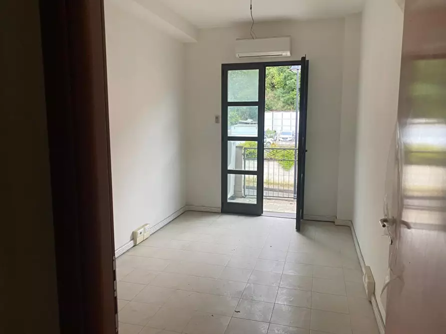 Immagine 2 di Ufficio in affitto  a Montignoso