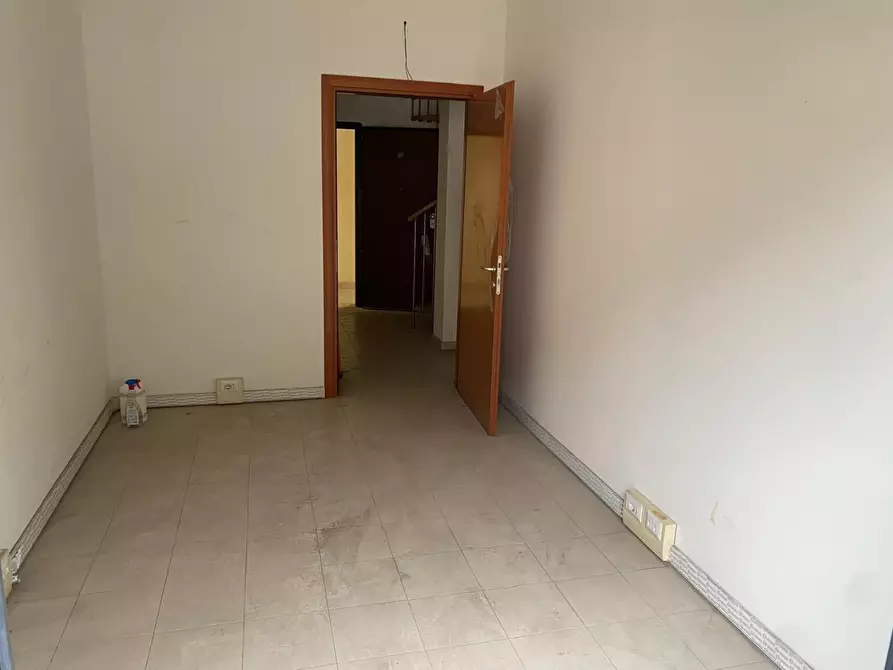 Immagine 5 di Ufficio in affitto  a Montignoso