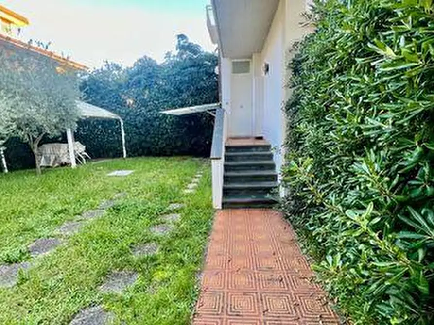 Immagine 14 di Mansarda in vendita  a Pietrasanta