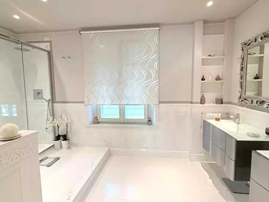 Immagine 28 di Villa in vendita  a Lucca