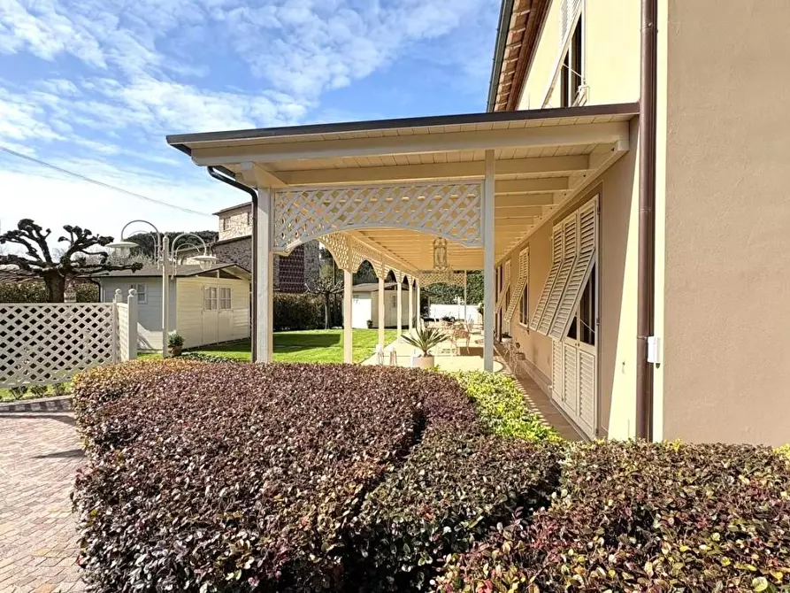 Immagine 39 di Villa in vendita  a Lucca