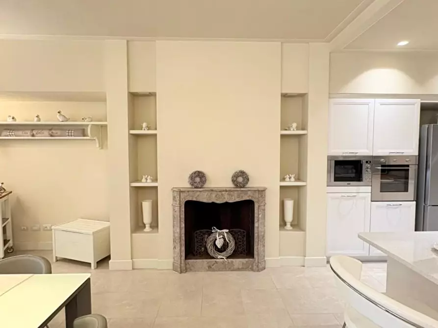 Immagine 11 di Villa in vendita  a Lucca