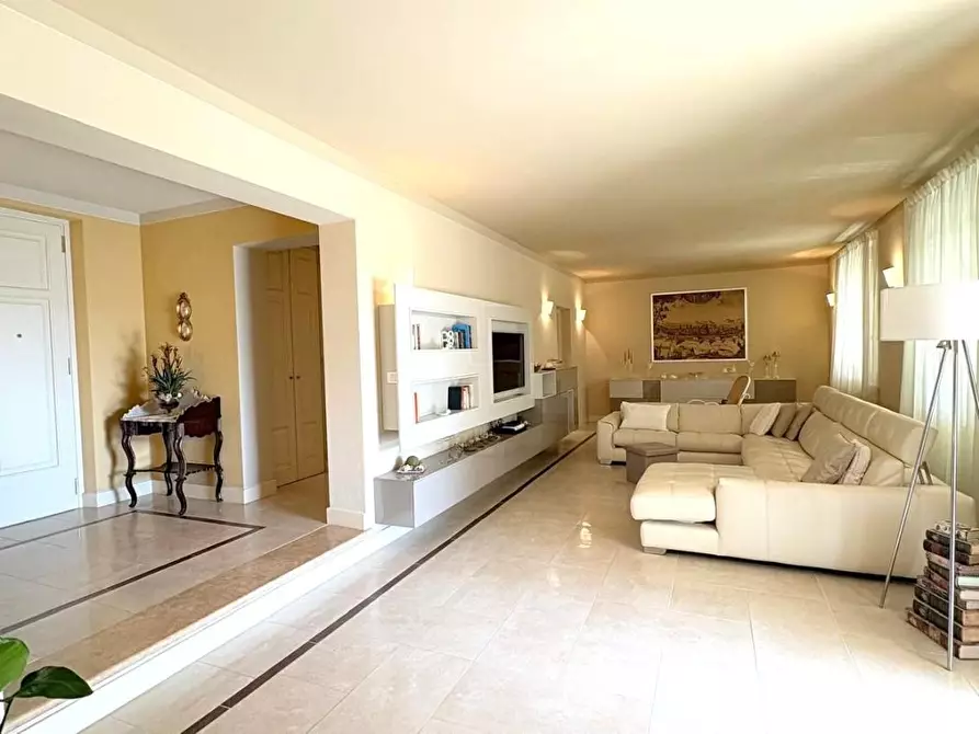 Immagine 5 di Villa in vendita  a Lucca