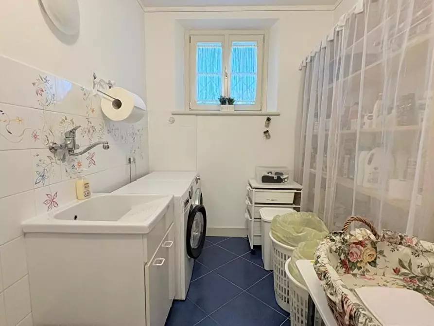 Immagine 19 di Villa in vendita  a Lucca