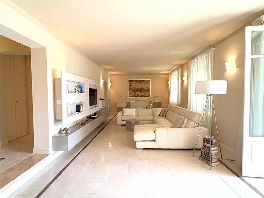 Immagine 4 di Villa in vendita  a Lucca