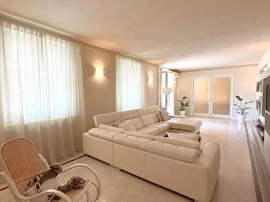 Immagine 3 di Villa in vendita  a Lucca