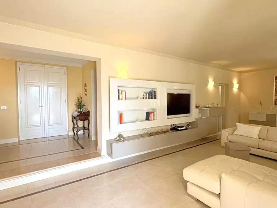 Immagine 7 di Villa in vendita  a Lucca