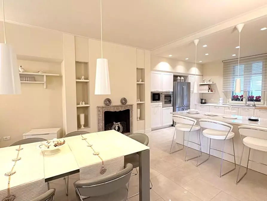 Immagine 14 di Villa in vendita  a Lucca