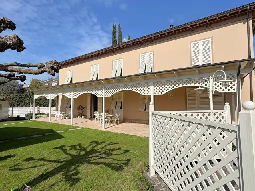 Immagine 2 di Villa in vendita  a Lucca