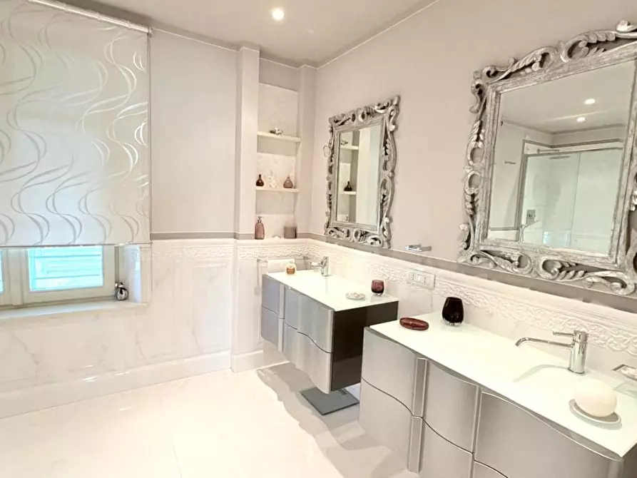 Immagine 27 di Villa in vendita  a Lucca